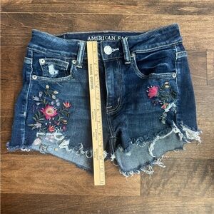 American Eagle flower embroidered jean shorts size 4